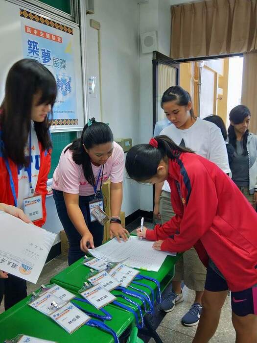 【活動報導】「築夢展翼、弱勢翻轉」計畫:「理」遇通關-高中生體驗營(另開新視窗/jpg檔)圖片