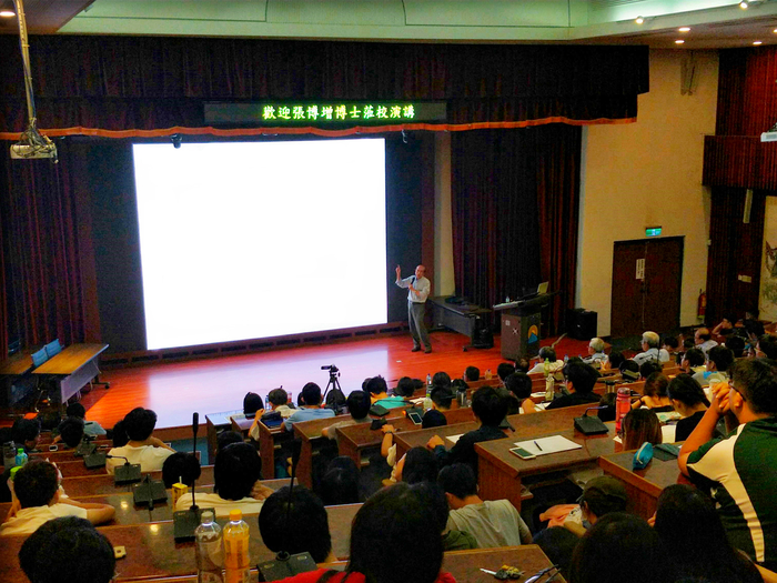 【專題演講】應用物理系---「從石墨烯談創新」張博增博士(另開新視窗/jpg檔)圖片