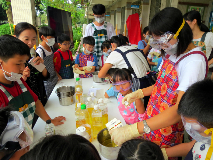 【高教深耕】《生活科普動手做體驗營》理學院－屏東縣內埔鄉榮華國小(另開新視窗/jpg檔)圖片